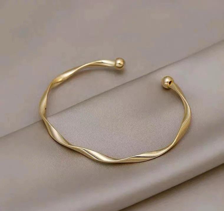 Elegant Twist Open Cuff Bracelet– Adjustable & Minimalist
