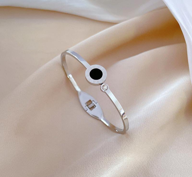 Minimalist Silver Onyx Bangle – Sleek & Adjustable