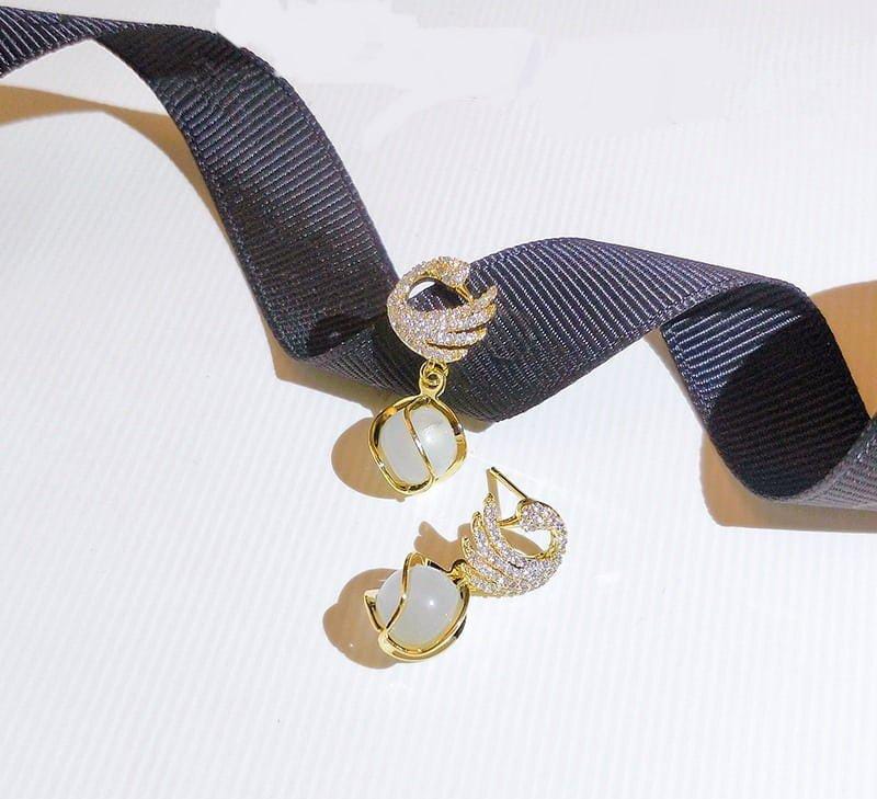 Swan Pearl Drop Earrings – Graceful & Glamorous