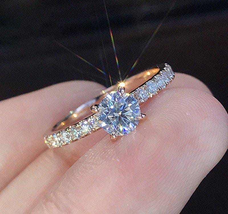 Classic Solitaire Engagement Ring – Timeless & Radiant