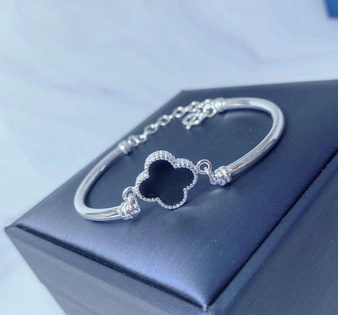 Elegant Clover Jewelry Set – Black Enamel & Silver Finish