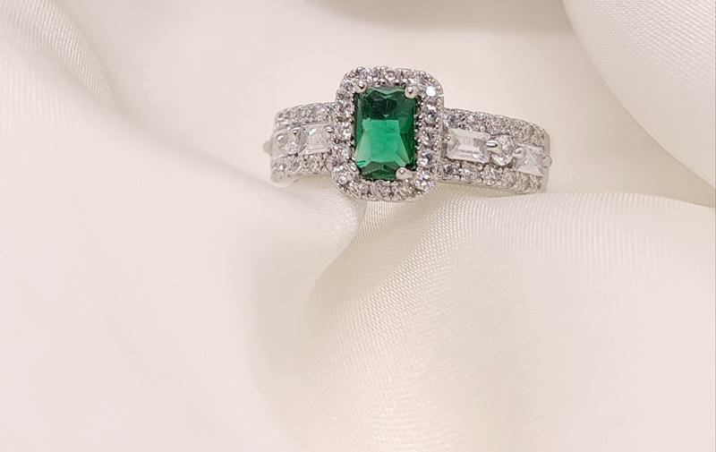 Emerald Halo Statement Ring – Luxurious & Bold