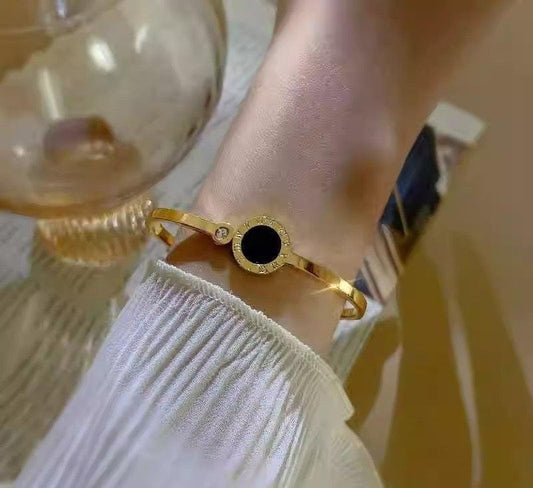 Minimalist Gold Onyx Bangle – Elegant & Adjustable