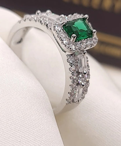Emerald Halo Statement Ring – Luxurious & Bold