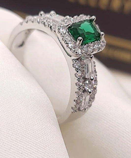 Emerald Halo Statement Ring – Luxurious & Bold