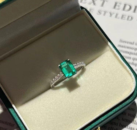 Emerald Elegance Ring – Timeless Green Glamour