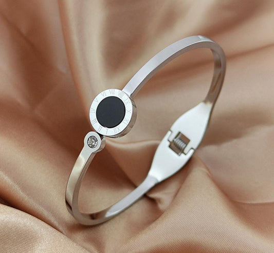 Minimalist Silver Onyx Bangle – Sleek & Adjustable