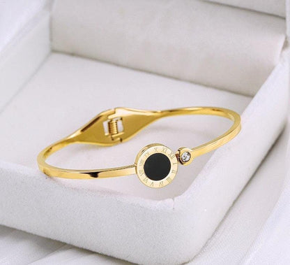 Minimalist Gold Onyx Bangle – Elegant & Adjustable