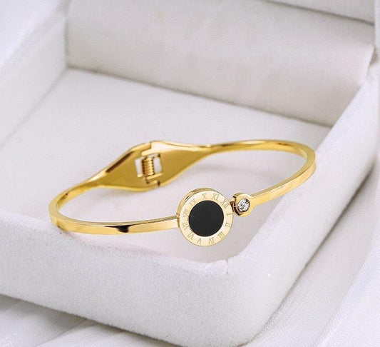 Minimalist Gold Onyx Bangle – Elegant & Adjustable