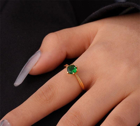Emerald Glow Classic Solitaire Ring – Gold-Tone Minimalist Elegance
