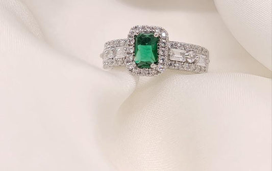 Emerald Halo Statement Ring – Luxurious & Bold