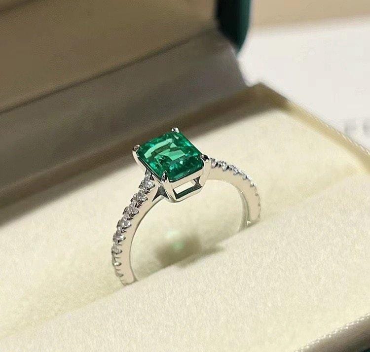 Emerald Elegance Ring – Timeless Green Glamour