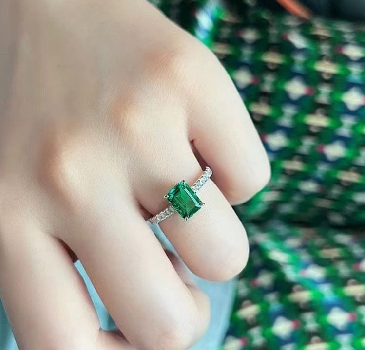 Emerald Elegance Ring – Timeless Green Glamour
