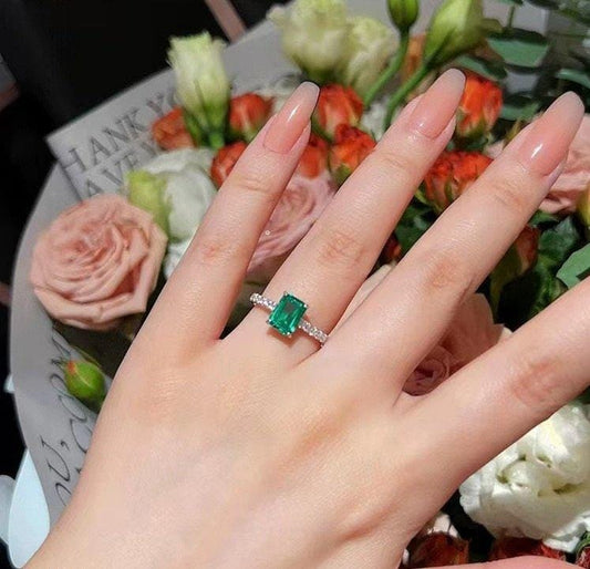 Emerald Elegance Ring – Timeless Green Glamour